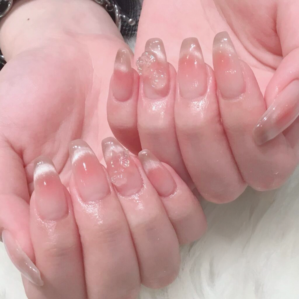 ピンクのフラワーネイルアート